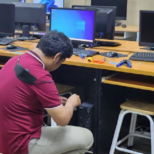 ยุทธภูมิ ศรีวิโน ขณะปฏิบัติงานตรวจเช็กและติดตั้งระบบคอมพิวเตอร์